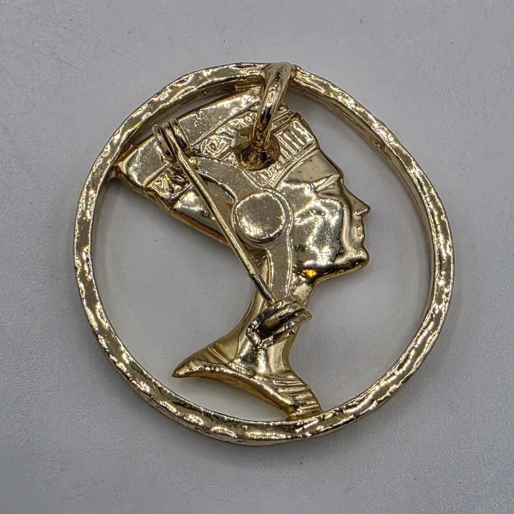 Nefertiti Bust Pendant Brooch Gold Tone‎ Circular Frame Egyptian Queen Jewelry